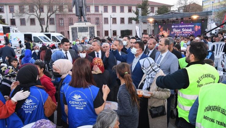 Malatya Büyükşehir Belediyesi tarafından günlük 5000 kişilik iftar yemeği dağıtılıyor