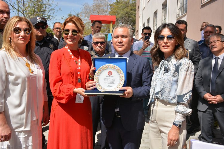 Niğde'de çocuklar Gülben ile güldü 1 Niğde'de çocuklar Gülben ile güldü 1
