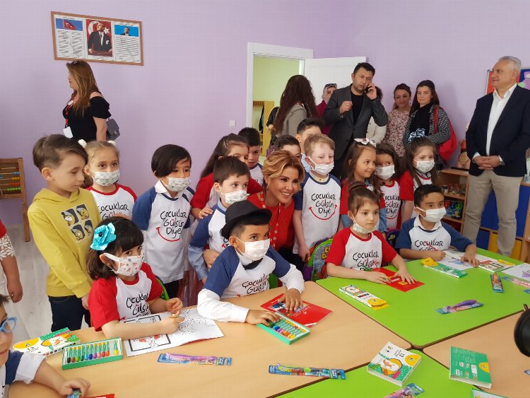 Niğde'de çocuklar Gülben ile güldü 2 Niğde'de çocuklar Gülben ile güldü 2