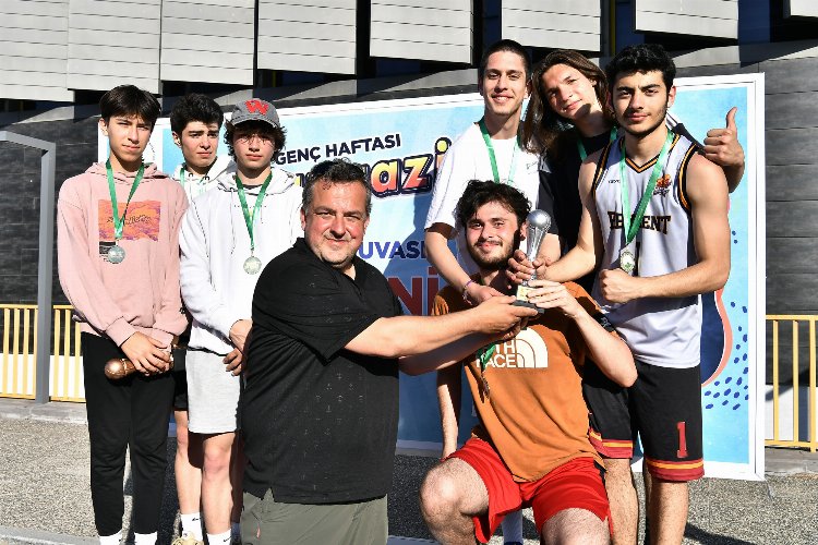 Bursa Osmangazi'de genç sporcular ödüllerine kavuştu 3