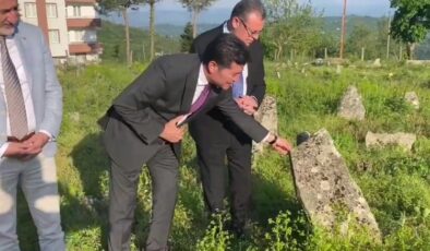 CHP’li Ahmet Kaya, Kimsesiz Trabzonlular Mezarlığını ziyaret etti