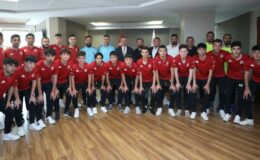 Kocaeli’nde Başkan Büyükakın, Kullarspor U-18 takımını konuk etti