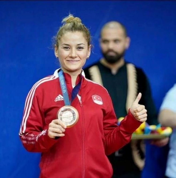 Akdeniz Oyunları'nda ilk madalya Kağıtspor’lu Tuğba’dan 1