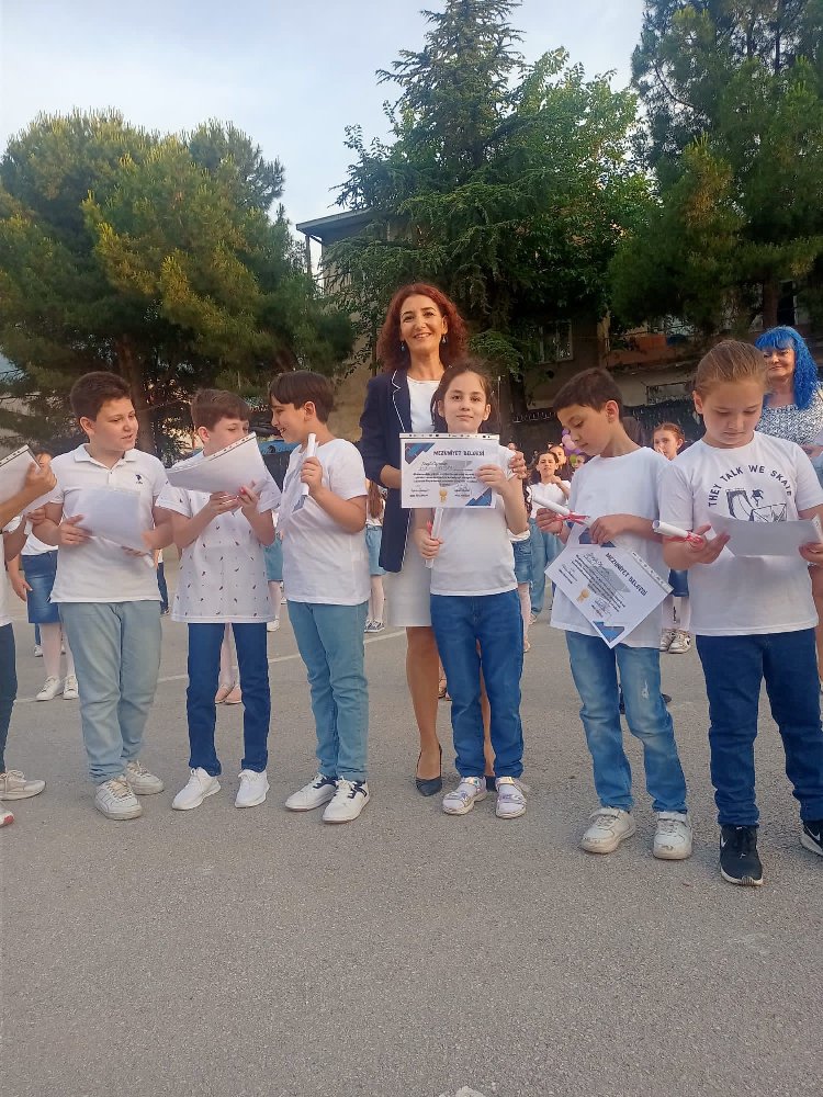 Bursa Yıldırım'da ilkokul öğrencilerinden balonlu mezuniyet 2