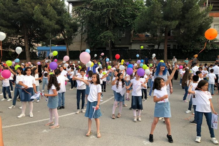 Bursa Yıldırım'da ilkokul öğrencilerinden balonlu mezuniyet 224