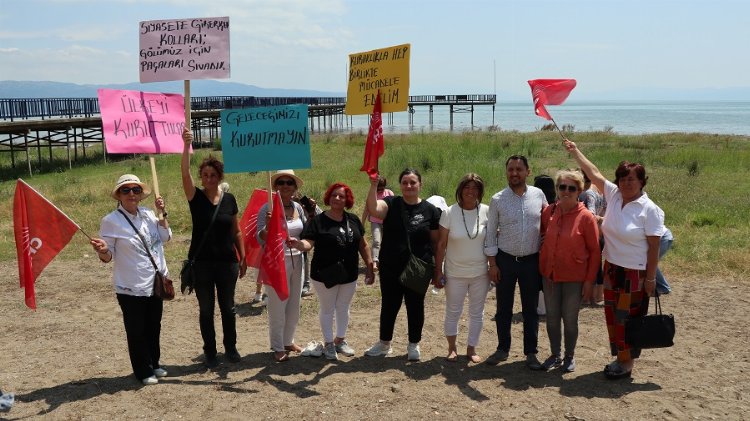 Bursa'da CHP'li kadınlar kuraklığa İznik Gölü'nden çağrı yaptı 1