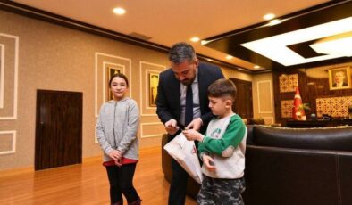 Başkan Ertuğrul Çetin, Ziyaretine Gelen Çocukları Eli Boş Göndermiyor