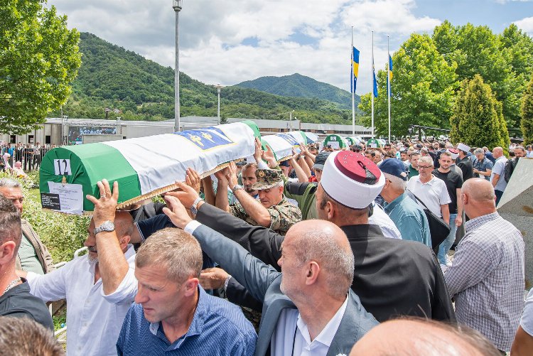 Srebrenitsa Soykırımı’nın kurbanları Bosna-Hersek'te 27’nci kez anıldı 1