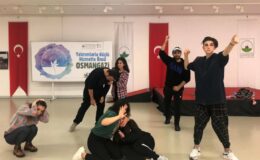 Bursa Osmangazi’de gençler tiyatro öğreniyor
