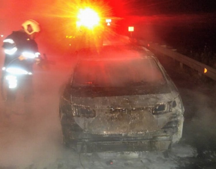 Edirne Keşan'da müşterili bir taksi alev alev yandı 1