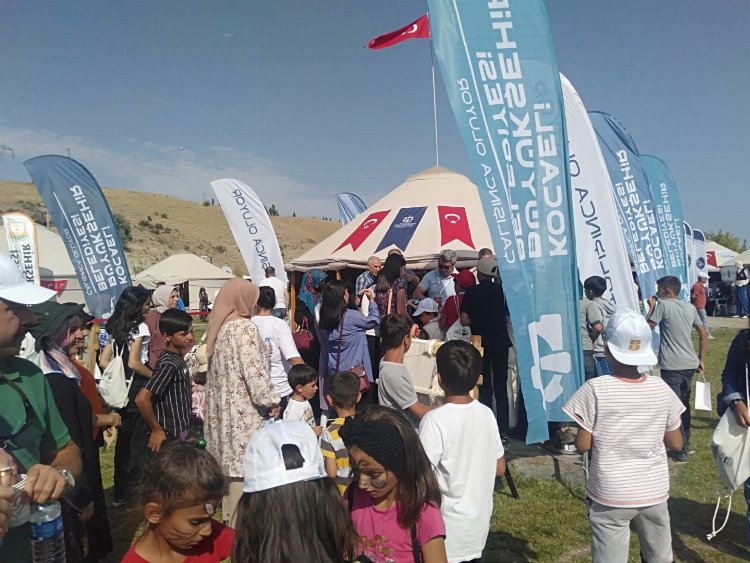 Kocaeli tanıtım çadırı Bitlis Ahlat’ta ilgi görüyor 1 Kocaeli tanıtım çadırı Bitlis Ahlat’ta ilgi görüyor 1