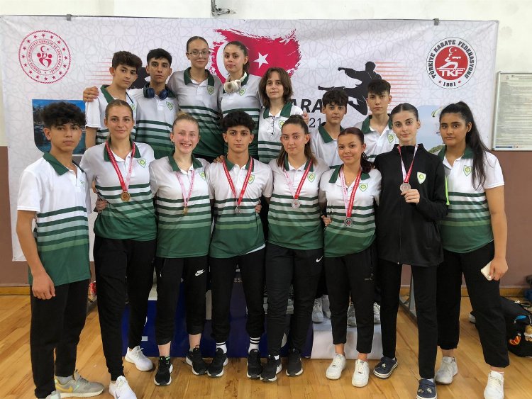 Manisa'nın karate takımı Bursa'dan 6 madalya ile döndü 1