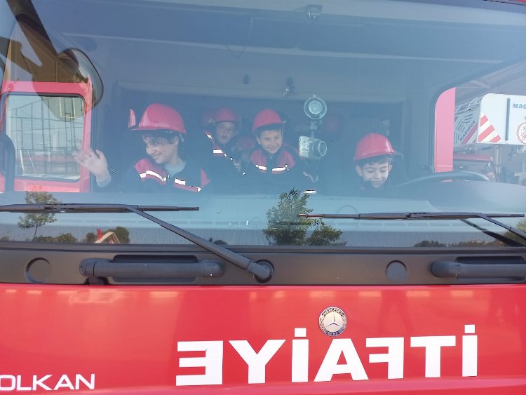 Rize'de özel çocuklardan itfaiye erlerine ziyaret 1 Rize'de özel çocuklardan itfaiye erlerine ziyaret 1