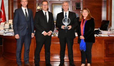 ABB Başkanı Mansur Yavaş’a Şeffaflık Ödülü Takdim Edildi