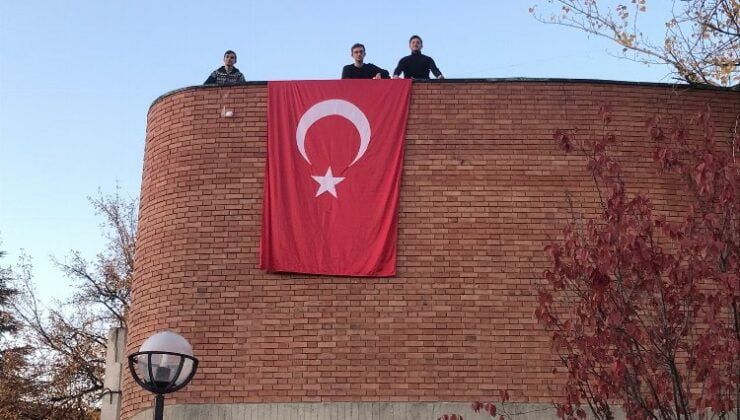 Afiş indirildi, Türk bayrağı asıldı