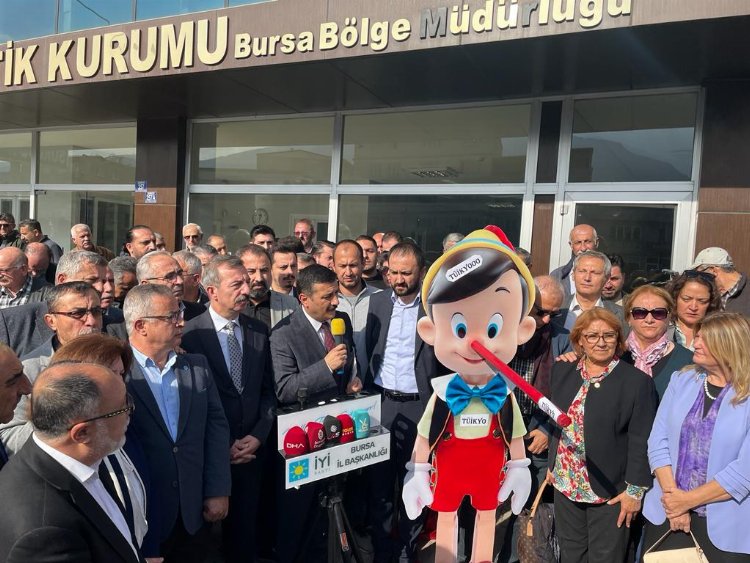 İYİ Parti Bursa'dan TÜİK'e 'pinokyo' maketli protesto! 2