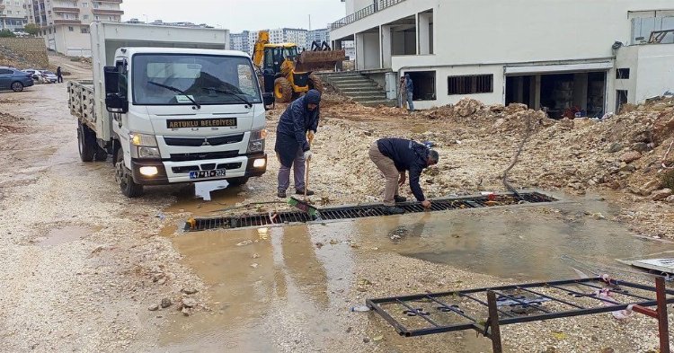 Mardin Artuklu Belediyesi ekipleri sağanak yağış mesaisinde 4