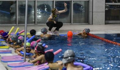İşitme Engelli Çocuklar Yüzme Kursları Devam Ediyor