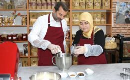 Bursa Gürsu’da Başkan Işık eşiyle ‘özel’ kurabiyeler hazırladı