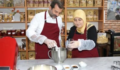 Bursa Gürsu’da Başkan Işık eşiyle ‘özel’ kurabiyeler hazırladı