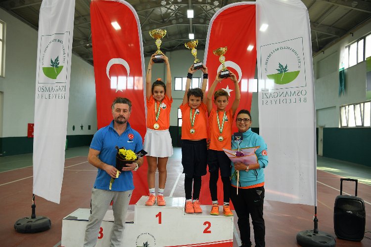 Bursa Osmangazi'de tenis tutkunları performanslarını sergiledi 1