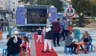 Bursa’da AK Gençler gezici araçla gençlerle buluşuyor