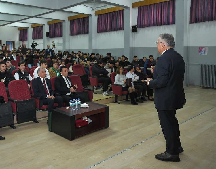 Memduh Büyükkılıç Kariyer Günleri'ni sürdürüyor 1 Memduh Büyükkılıç Kariyer Günleri'ni sürdürüyor 1