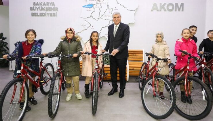 Sakarya’da Başkan Yüce’den 10 öğrenciye bisiklet