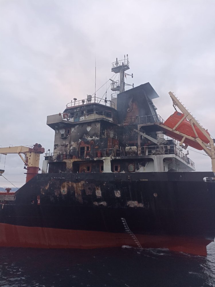 Sinop'ta yanan gemi Gerze'ye ulaştı.. Kayıp bir mürettebat aranıyor 2