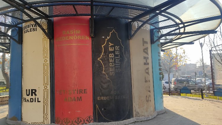 Dulkadiroğlu Belediyesi’nin Kitap Kafesi'nde kitapların sayfaları sızlıyor 2