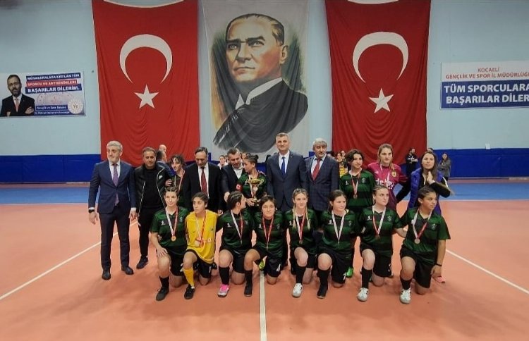 Gölcük Barbaros Hayrettin Lisesi Futsal'da Kocaeli şampiyonu oldu 1