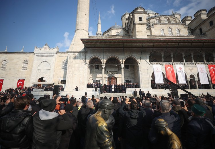 İstanbul'da restorasyonu tamamlanan Yeni Camii açıldı 2