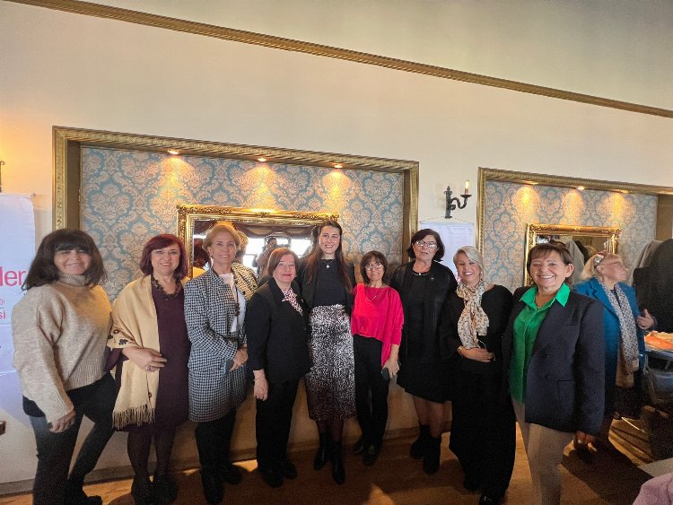 KADER İzmir'de kadın aday adaylarını tanıttı 2