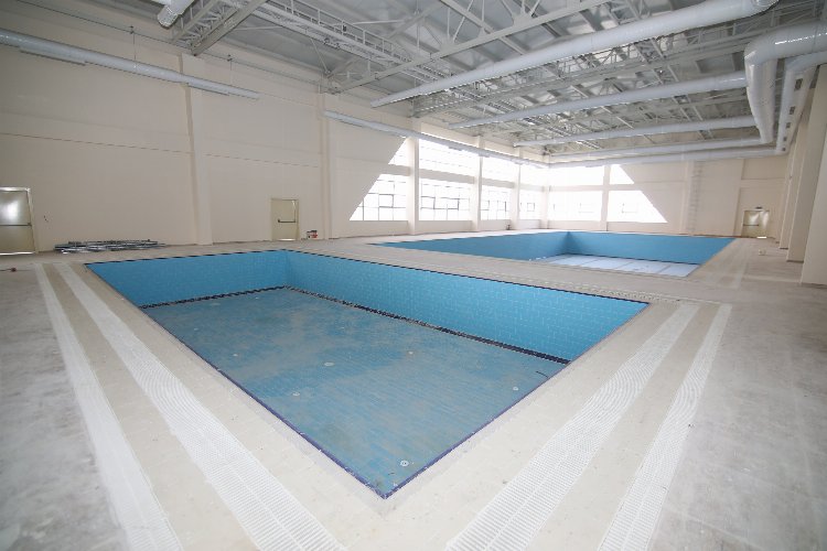 Konya'da Ereğli Yarı Olimpik Yüzme Havuzu'nda sona doğru 1
