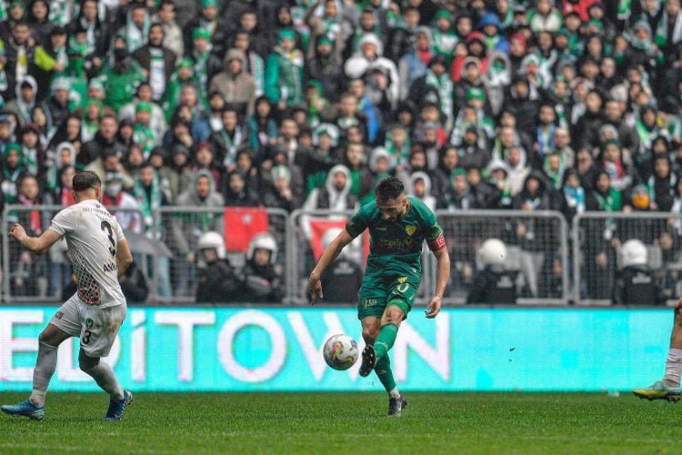 Bursa'da gergin maç sona erdi: Bursa 2 - Amed 1 9 Bursa'da gergin maç sona erdi: Bursa 2 - Amed 1