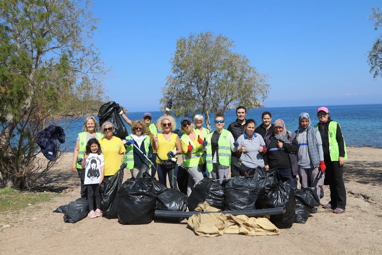 Muğla Bodrum'da gönüllüler sahili temizledi 2