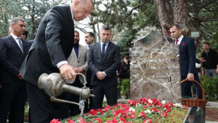 Cumhurbaşkanı Erdoğan’dan Türkeş’in kabrine ziyaret