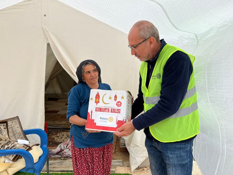 Rotary depremzedelere Ramazan yardım kolileri dağıtıyor 5