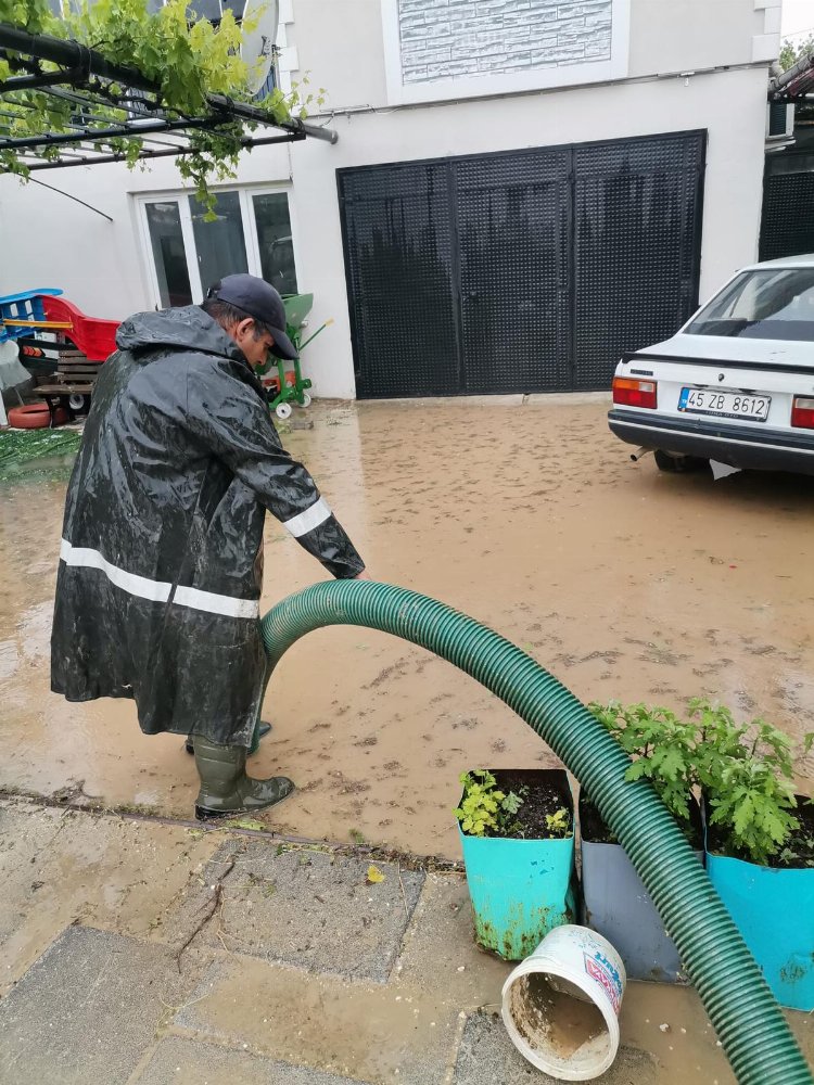Manisa Selendi'de sağanak yağış teyakkuza geçirdi 1