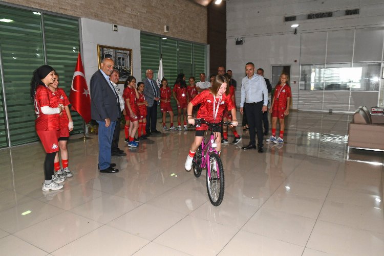 Kupalarıyla Başkan Selvitopu'nu ziyaret ettiler 1 Kupalarıyla Başkan Selvitopu'nu ziyaret ettiler 1