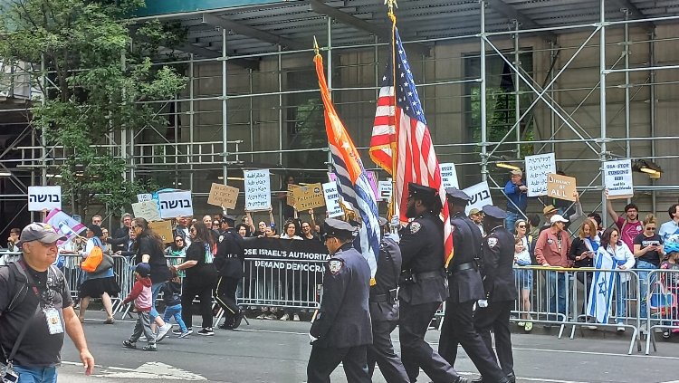 New York'ta İsrail Günü Yürüyüşü protesto edildi 1