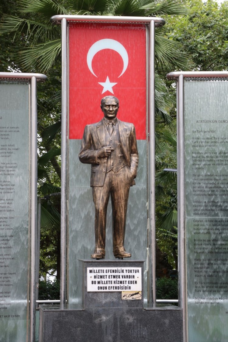 Değirmendere'de Atatürk heykelinin bakımı tamamlandı 2