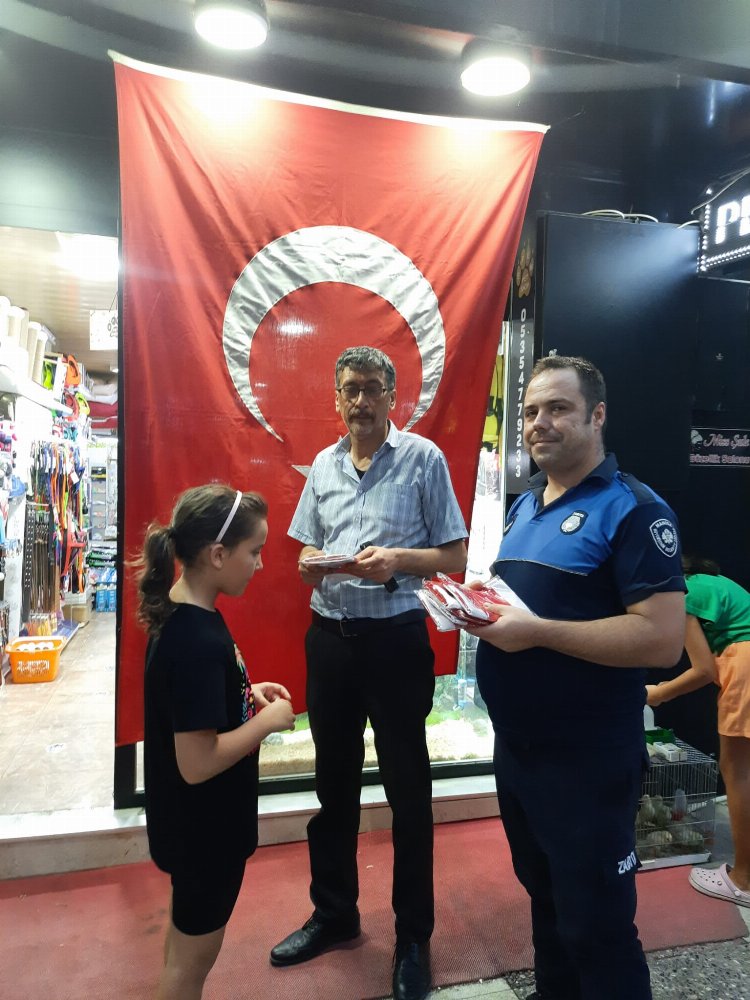 Manisa Zabıtası'ndan vatandaşlara Türk bayrağı 2
