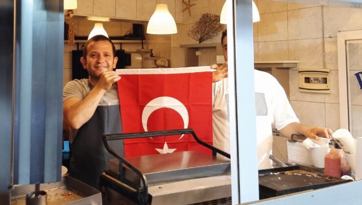 Manisa Zabıtası’ndan vatandaşlara Türk bayrağı