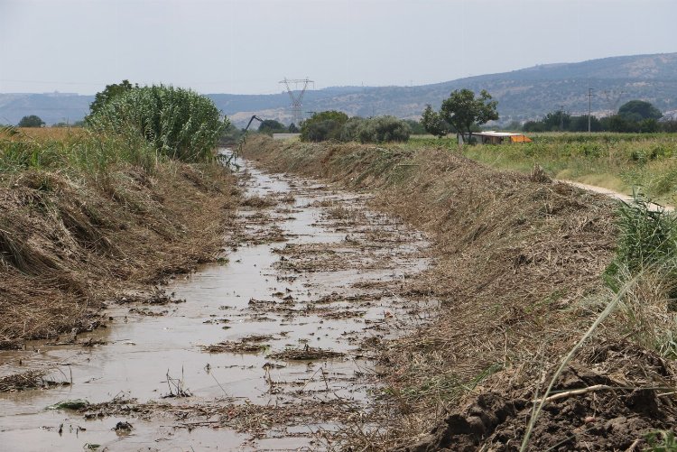 Manisa'da derelerin olası taşkınlara karşı temizliği sürüyor 1