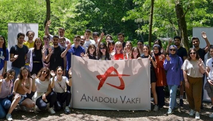 Anadolu Vakfı gençlere burs desteğini sürdürüyor