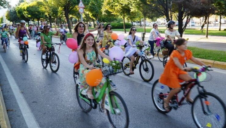 Süslü Kadınlar’dan bisiklette renkli görüntüler