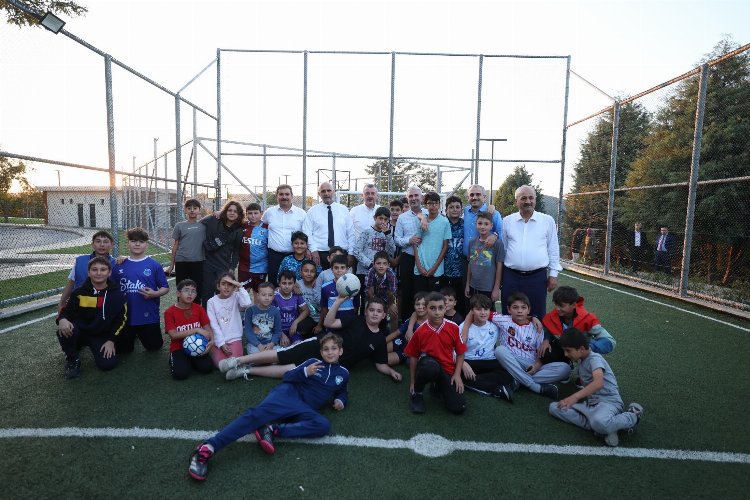 Başkan Büyükakın, Çayırova’da çocuklarla futbol oynadı 1