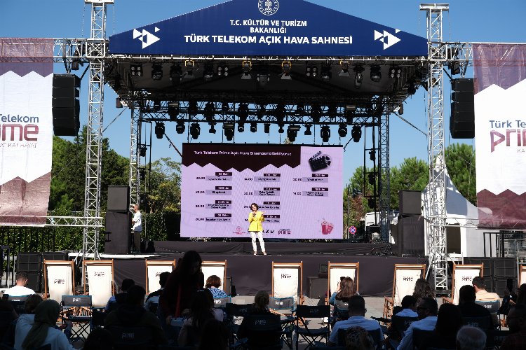 Hülya Koçyiğit, Beyoğlu Kültür Festivali'nde sevenleriyle buluştu 1