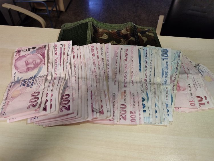 Para dolu cüzdan sahibine teslim edildi 1 Para dolu cüzdan sahibine teslim edildi 1